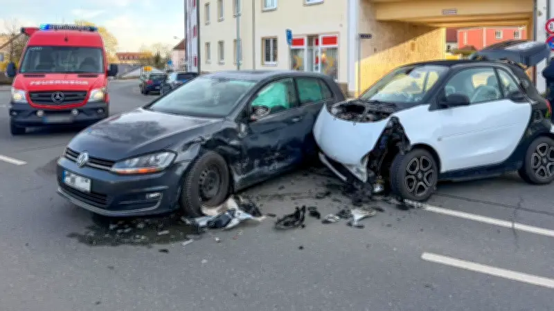 Zwei Verletzte bei Verkehrsunfall in Zeitz: Feuerwehr bindet auslaufende Flüssigkeiten
