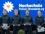 102 neue Polizisten für Brandenburg: Absolventen der Polizeihochschule Oranienburg verabschiedet