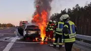 A14 bei Ludwigslust: Autobrand eskaliert nach Tankleckage - Reifen platzt