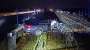 A24 bei Wöbbelin: Auto durchbricht Baustellen-Absperrung und landet auf Brückenrohbau