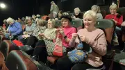 Anklamer Strickkino-Premiere lockt über 70 Besucher - Puppentheater und Handarbeit im Kino