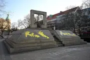 Antisemitische Schmierereien an Hannovers Holocaust-Mahnmal: Oberbürgermeister Onay verurteilt Tat