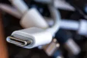 April-Änderungen: Mehr Geld, USB-C-Pflicht und Lachgas-Verbot für Jugendliche