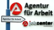 Arbeitsmarktbarometer sinkt weiter: Arbeitslosigkeit steigt, Beschäftigung stagniert