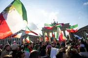 Ausgelassene Stimmung bei Iran-Demo in Berlin: 1.000 Teilnehmer am Brandenburger Tor