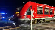 Auto rammt Zug in Steinsfeld: 11-jähriger Junge und Zugführer erleiden Schock