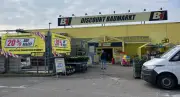 B1-Baumarkt in Bitterfeld schließt: Ausverkauf mit 20 Prozent Rabatt lockt Massen an