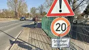 Bahnübergang an Jonitzer Mühle: Tempo 20 und Warnschild wegen jahrelanger Schäden