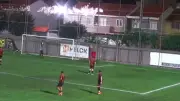 Ball trifft Stromleitung: Funken-Feuerwerk bei Amateurspiel in Brasilien