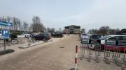 Bauernscheune Klink installiert Schranke gegen Parkplatz-Chaos an der Müritz