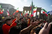 Berlin: Ausgelassene Iran-Demo am Brandenburger Tor mit Dankesrufen an USA