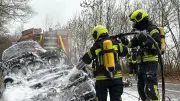 Blitzschnelle Reaktion verhindert Schlimmeres: Autobrand auf L 331 bei Burg Stargard