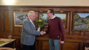 Blumenstrauß zur Amtsübergabe: Noch-Bürgermeister gratuliert Nachfolger in Teterow