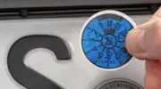 Brandenburg: Polizei entdeckt gefälschte TÜV-Plakette und Stempel bei Verkehrskontrolle