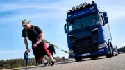 Brandenburger Strongman stellt Weltrekord im Lkw-Ziehen auf