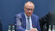 Bundeskanzler Friedrich Merz zeigt trotz Wahlsieg in Rheinland-Pfalz nachdenkliche Miene vor CDU-Zentrale