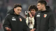 Bundesliga-Star tauscht Fußball gegen Kamera: Ungewöhnliche Aktion von Augsburgs Massengo