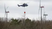 Bundespolizei übt Löschflüge: Hubschrauber setzen 2000-Liter-Behälter bei Waldbrandsimulation ein