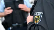Bundespolizei entdeckt Waffen bei Kontrollen in Neustrelitz: Messer und Schreckschusspistole beschlagnahmt