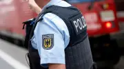 Bundespolizei fahndet nach Dosenwerfer: Fußballfan attackierte Beamte in Halle