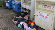 Chaos an Altkleider-Containern in Vorpommern: Müllberge und drohende Gebührenerhöhungen