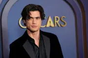 Charles Melton ist Vater geworden: Herzergreifende Familienfotos auf Instagram