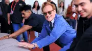 Conan O'Brien packt persönlich an: Oscar-Teppich vor Dolby Theatre wird ausgerollt
