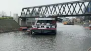 Containerschiff rammt Brücke im Neusser Hafen: Container stürzen ins Wasser