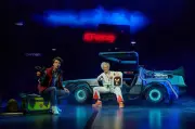 DeLorean fliegt über Hamburg: „Zurück in die Zukunft“ feiert Musical-Premiere