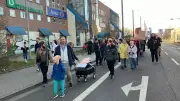 Demonstranten fordern Wiedereröffnung des Südstadt Centers in Halle