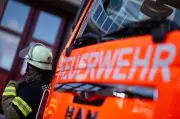Drei Personen bei Wohnungsbrand in Berlin-Neukölln verletzt - Feuerwehr verhindert Schlimmeres