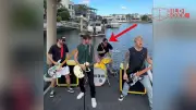 Drummer stürzt bei Open-Air-Konzert ins Hafenbecken: Unfreiwilliges Bad im Video