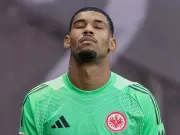 Eintracht Frankfurts Torwart Kaua Santos droht nach Innenbandriss Saisonaus