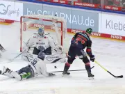 Eisbären Berlin gewinnen in Straubing und führen Viertelfinalserie