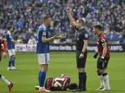 FC Schalke: Edin Dzeko erhält glatt Rot nach grobem Foul gegen Hannover 96