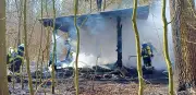 Feuerwehr löscht Waldbrand bei Rösa: Jagdhütte in Flammen aufgegangen