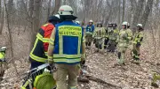 Feuerwehr meistert steilen Hang: Zweiter Waldbrand in Neustrelitz an einem Tag