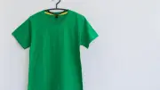Flicken statt Wegwerfen: Einfache Reparatur von Löchern im T-Shirt