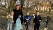 Frühjahrsputz in Malchin: Vater, Sohn und Freunde säubern den Stadtpark