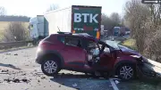 Frontalcrash in Hessen: 25-Jährige prallt auf Gegenfahrbahn in Lkw - Lebensgefahr