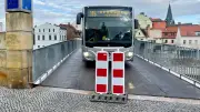 Fußgängerbrücke in Bernburg gesperrt: Loch am Saalplatz blockiert Rettungsfahrzeuge und Busverkehr
