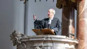 Gedenkgottesdienst in Berlin: Bischof erinnert an weltweite Christenverfolgung