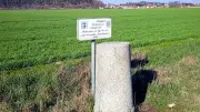 Gestohlenes Schild kehrt nach 15 Jahren an historischen Meilenstein in Westerhausen zurück