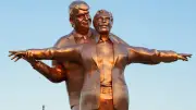 Goldene Trump-Epstein-Statue vor US-Kapitol: Titanic-Pose sorgt für Aufsehen