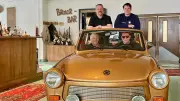 Goldener Trabi als DDR-Nostalgie-Magnet: Kultauto zieht in Rügen-Hotel ein