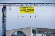 Greenpeace protestiert mit spektakulärer Kran-Aktion gegen neues Klimaschutzprogramm