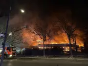 Großbrand in Berlin-Märkisches Viertel: Ehemalige Kita in Flammen, Feuerwehrmann verletzt