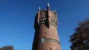 Große Lichtshow verwandelt Rostocker Wasserturm in leuchtendes Symbol