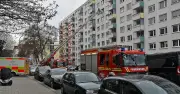 Großeinsatz in München: Feuerwehr rettet vier Personen aus brennendem Mehrfamilienhaus