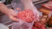 Hackfleisch-Kauf: Zwischen Supermarkt-Etikett und Fleischer-Ehrlichkeit